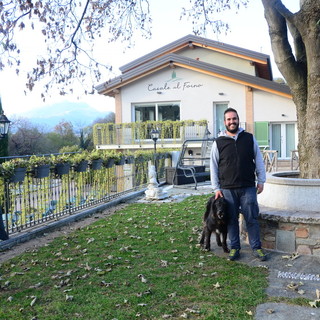 Luca Ricci con il cagnolone Buddy nel suo agriturismo Casale al Foino di Induno, dove è nato e cresciuto e dove possiede anche una fiorente azienda agricola