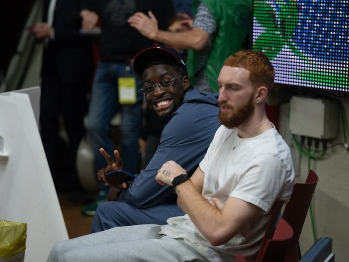 Nico Mannion, in borghese, durante Varese-Pistoia (foto di Fabio Averna)