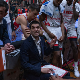 Herman Mandole tra i suoi giocatori durante un timeout (foto Fabio Averna)