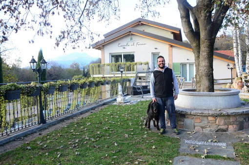 Luca Ricci con il cagnolone Buddy nel suo agriturismo Casale al Foino di Induno, dove è nato e cresciuto e dove possiede anche una fiorente azienda agricola