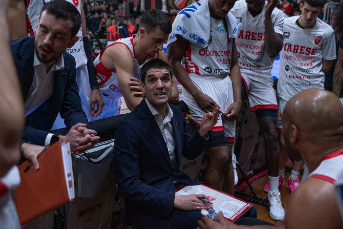 Herman Mandole tra i suoi giocatori durante un timeout (foto Fabio Averna)