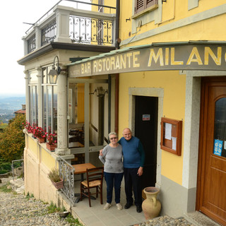 Nella foto di copertina Vittoria Pol e il marito Luciano Somaruga fuori dal loro locale. Nelle altre: Ottavio Lonati (con spadone e scudo); al bancone del bar, da sinistra: Luciano Somaruga, Lucrezia Tedeschi, Gabriele Somaruga e Vittoria Pol