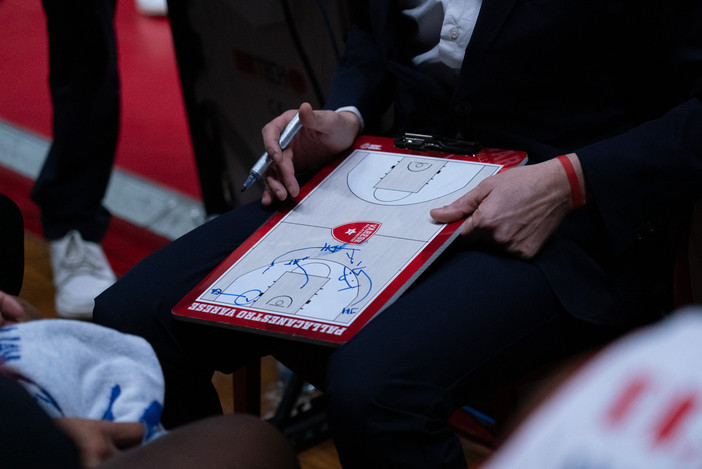 Uno degli schemi disegnati da Herman Mandole durante un timeout (foto Fabio Averna)