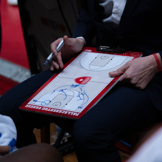 Uno degli schemi disegnati da Herman Mandole durante un timeout (foto Fabio Averna)