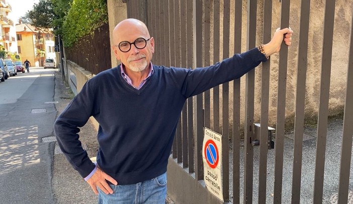 Daniele Zanzi davanti al cancello oltre il quale c'è il campetto dell'oratorio della sua Sant'Ambrogio: «Riapriamolo, così come tutti i campetti e i negozi di quartiere»