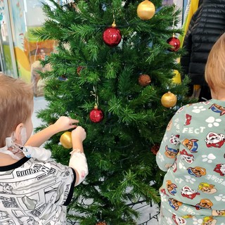 FOTO. Il Ponte del Sorriso porta la magia del Natale nei reparti pediatrici di Varese