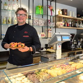 Marco Maculan nella pasticceria laboratorio di via Cimone a Varese: oltre alla sede giubianese, c'è lo storico negozio di Induno Olona