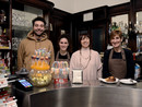 L'epopea della Pasticceria Ghezzi, in corso Matteotti, prosegue grazie a Gabriela, terza da sinistra e nipote del fondatore Carlo Ghezzi: in foto è insieme al figlio Matteo Marelli e alla collaboratrici Alice e Marta. Sotto in gallery Matteo con la nonna Maria e il Ghezzi dipinto da Manuela Vasconi