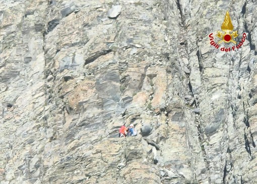 Due escursionisti restano bloccati su una parete rocciosa del Pizzo del Diavolo a 2.800 metri: salvati con l'elicottero Drago 153 decollato da Malpensa