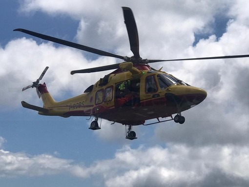 Cade dalla bici lungo la Provinciale tra Orino e Castello Cabiaglio: portato in ospedale con l'elisoccorso