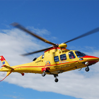 Domenica nera sulle strade: scontro tra un'auto e una moto sulla statale 394, in volo l'elisoccorso