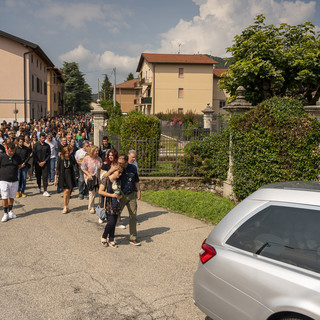 Valceresio e Varese unite nel dolore per l'addio a Christian e Chiara e nella vicinanza alle due famiglie: qui i genitori di Christian abbracciati e, subito dietro, i parenti di Chiara provano a farsi forza (foto Alessandro Galbiati)