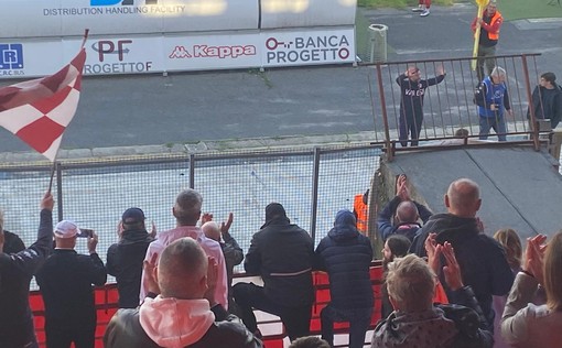 L'omino che vedete entrare nel tunnel a braccia alzate con la scritta Varese sul petto è l'allenatore Roberto Floris acclamato dalla curva e dal pubblico biancorosso in tribuna