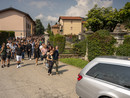 Valceresio e Varese unite nel dolore per l'addio a Christian e Chiara e nella vicinanza alle due famiglie: qui i genitori di Christian abbracciati e, subito dietro, i parenti di Chiara provano a farsi forza (foto Alessandro Galbiati)