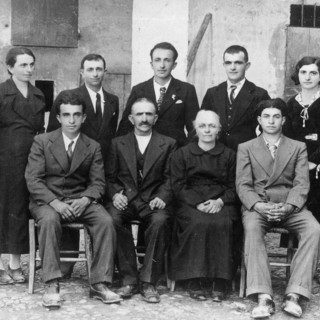 Destituito Mussolini, il 25 luglio 1943 la famiglia Cervi offrì, a Campegine, una pastasciutta alla popolazione. I sette fratelli Cervi furono fucilati nel dicembre successivo - Foto pagina Fb Museo Cervi