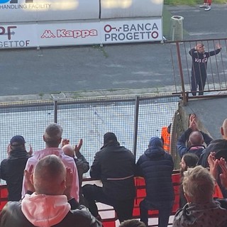 L'omino che vedete entrare nel tunnel a braccia alzate con la scritta Varese sul petto è l'allenatore Roberto Floris acclamato dalla curva e dal pubblico biancorosso in tribuna