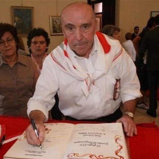 Franco Mazzucchelli mentre firma l'Albo in municipio, ricevendo la benemerenza con la Lilt