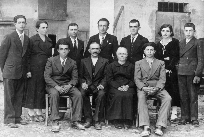 Destituito Mussolini, il 25 luglio 1943 la famiglia Cervi offrì, a Campegine, una pastasciutta alla popolazione. I sette fratelli Cervi furono fucilati nel dicembre successivo - Foto pagina Fb Museo Cervi