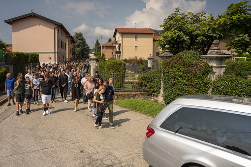 Valceresio e Varese unite nel dolore per l'addio a Christian e Chiara e nella vicinanza alle due famiglie: qui i genitori di Christian abbracciati e, subito dietro, i parenti di Chiara provano a farsi forza (foto Alessandro Galbiati)