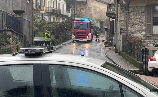 Camion contro un balcone a Ferrera. «Ennesimo incidente, residenti a rischio»