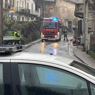 Camion contro un balcone a Ferrera. «Ennesimo incidente, residenti a rischio»