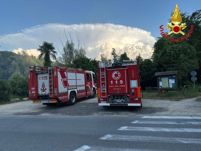 Incendio in un'azienda agricola di Gornate Olona, in azione i vigili del fuoco