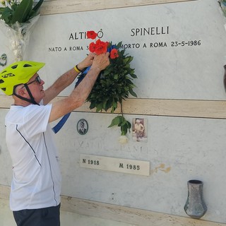 Giovanni Bloisi rende omaggio alla tomba di Spinelli