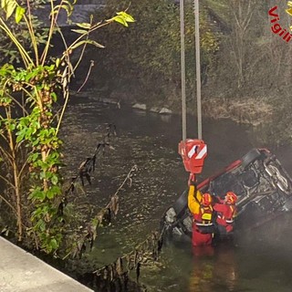 FOTO. Perdono il controllo dell'auto e finiscono nel fiume lungo la 394: paura nella notte a Germignaga