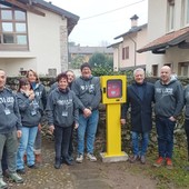 Il defibrillatore donato da un privato alla Pro Loco e installato al Chiostro di Voltorre