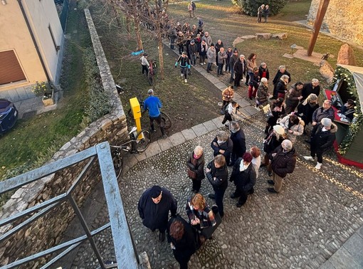 La coda all'ingresso della Mostra dei Presepi al Chiostro di Voltorre