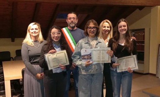 da sinistra: assessore Marta Meggiolaro, Brunella Migliaccio, vicesindaco Roberto Zocchi, Sofia Lasco, la DS Mariagrazia Barone, Rachele Lilla