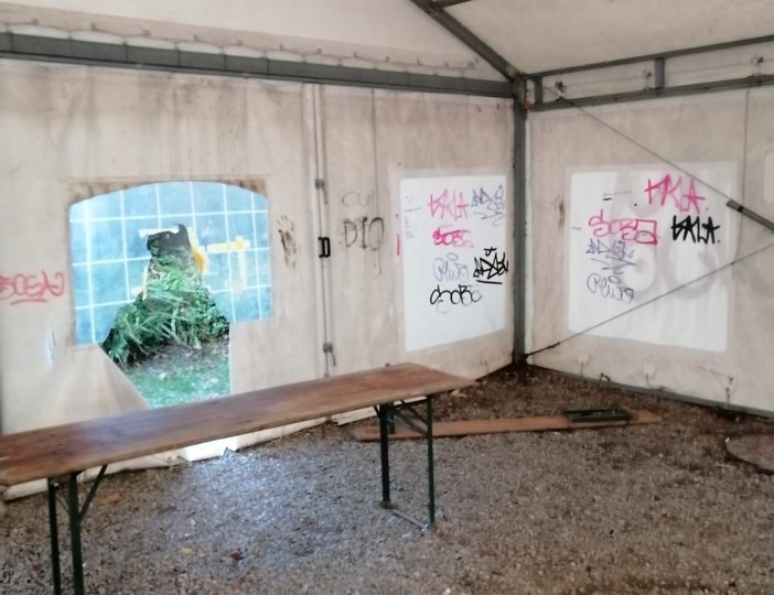 I danneggiamenti provocati dai vandali al Boschetto di Germignaga (foto tratte dalla pagina Facebook del sindaco Fazio)