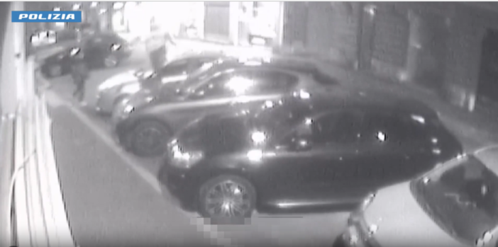 VIDEO. Aveva danneggiato tre auto in sosta e le vetrate di un bar: giovane marocchino denunciato a Gallarate