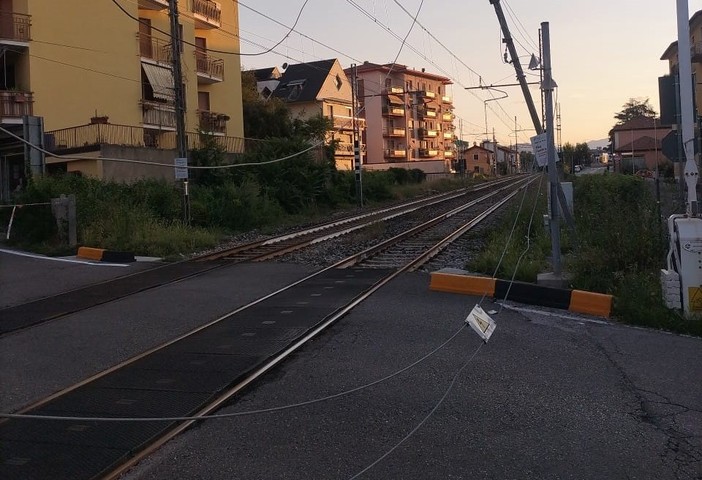 I danni al passaggio a livello di Gazzada Schianno