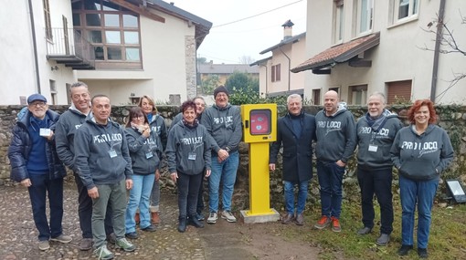 Il defibrillatore donato da un privato alla Pro Loco e installato al Chiostro di Voltorre