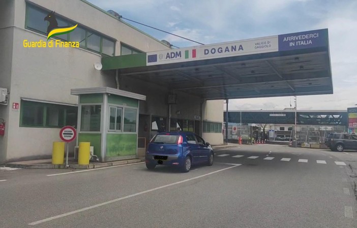 Tenta di attraversare il confine al valico del Gaggiolo con 26mila euro in contanti nascosti in uno stivale: arrestato dalla Guardia di Finanza