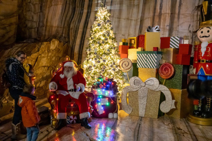 Il Natale più originale: la  Grotta di Babbo Natale, mille presepi e le isole di luce