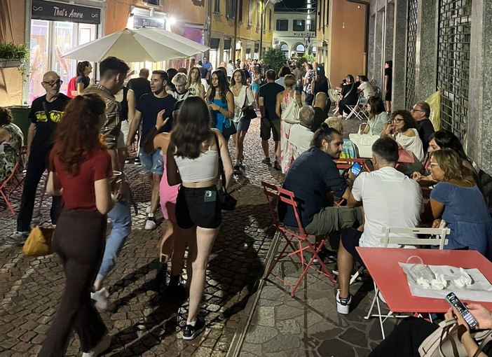 Grande partecipazione di pubblico per le strade del centro storico di Gavirate per il primo appuntamento con i Giovedì Rosa