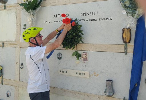 Giovanni Bloisi rende omaggio alla tomba di Spinelli