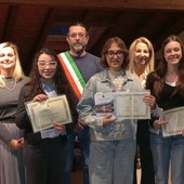 da sinistra: assessore Marta Meggiolaro, Brunella Migliaccio, vicesindaco Roberto Zocchi, Sofia Lasco, la DS Mariagrazia Barone, Rachele Lilla