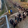 La coda all'ingresso della Mostra dei Presepi al Chiostro di Voltorre