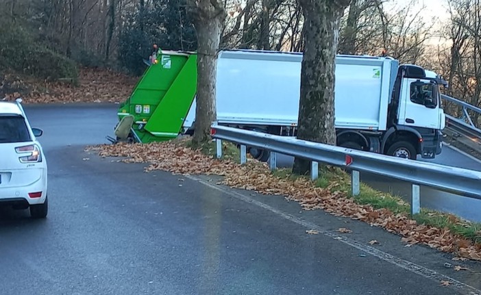 foto del camion incastrato sulla Sp43 tratta da Luinonotizie.it