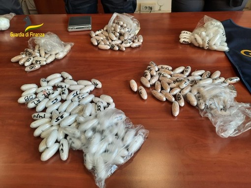 Trafficante nigeriana di droga arrestata su un treno svizzero diretto in Italia: in valigia aveva più di 3 kg di cocaina ed eroina