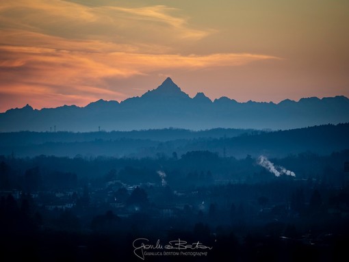 Nell'immagine di Gianluca Bertoni il Monviso visto da Varese