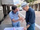 La petizione prosegue - Il dottor Giollo firma - Foto a Gallarate è