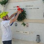 Giovanni Bloisi rende omaggio alla tomba di Spinelli