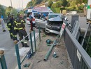 Auto va a sbattere sul ponte della 394 tra Luino e Germignaga: due persone coinvolte, abbattuto il semaforo e cartelli stradali