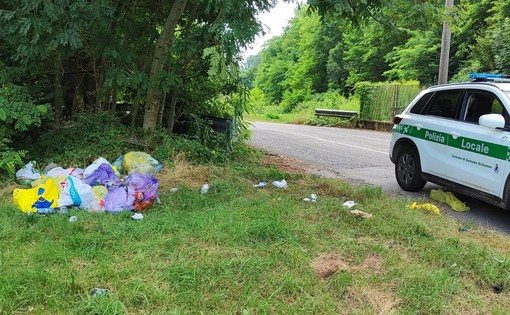 Getta quindici sacchi dell'immondizia nei boschi di Gazzada Schianno: sanzionato dalla polizia locale