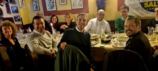 Un momento della cena di Natale della Lega ieri sera a Varese all'Osteria del Centenate