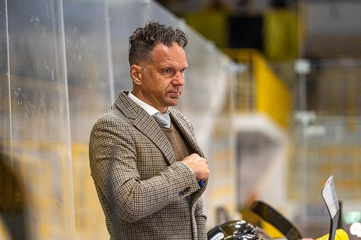 Gaber Glavic, 46 anni, sloveno di Jesenice, ex portiere anche della nazionale e coach vincitore di campionati sul ghiaccio e in panchina con la maglia della sua città, guidata a trionfare in Alps nel 2022/23 (foto Alessandro Umberto Galbiati)